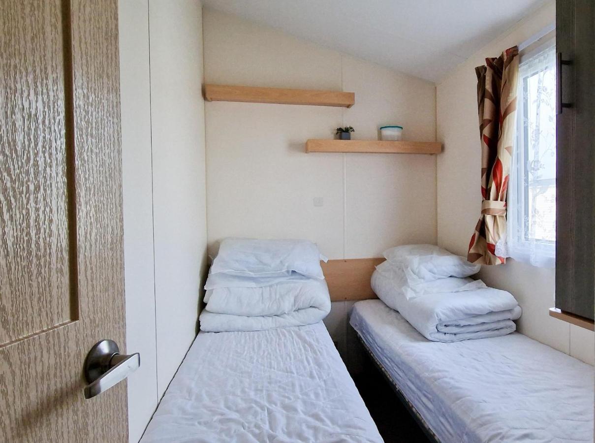 Great 8 Berth Caravan For Hire At St Osyth Beach In Essex Ref 28123Gc 滨海克拉克顿 外观 照片