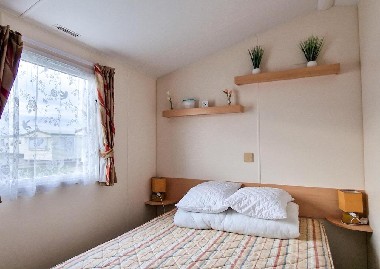 Great 8 Berth Caravan For Hire At St Osyth Beach In Essex Ref 28123Gc 滨海克拉克顿 外观 照片